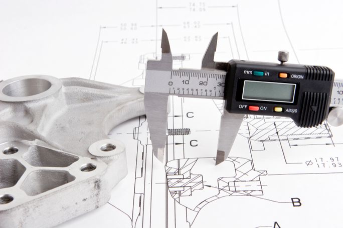 technische Zeichnung mit Bauteil und Messschieber